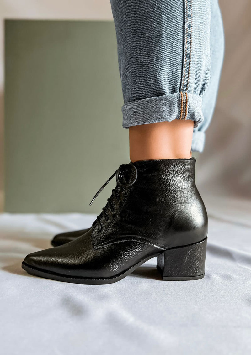 Bota Maitê Preto