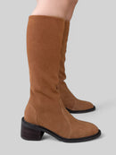 Bota Longa Isabella em Camurça Caramelo