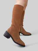 Bota Longa Isabella em Camurça Caramelo