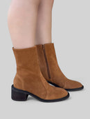 Bota Gabriela em Camurça Caramelo