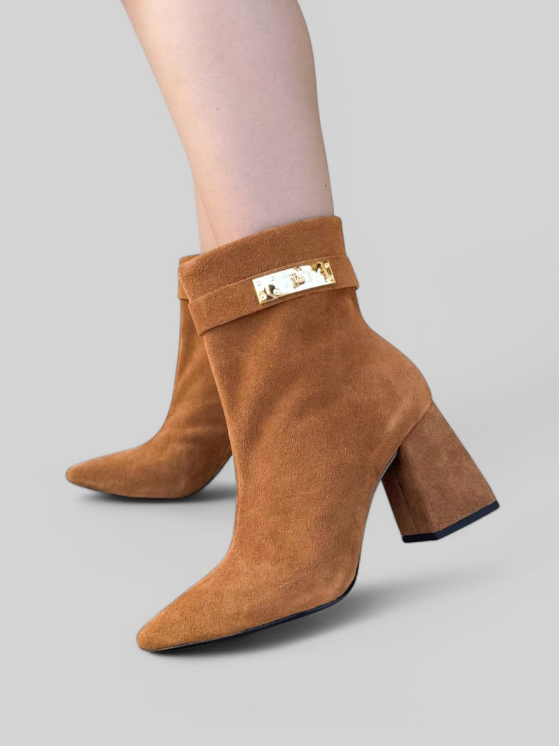 Bota Amanda em Camurça Caramelo