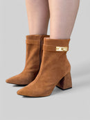Bota Amanda em Camurça Caramelo