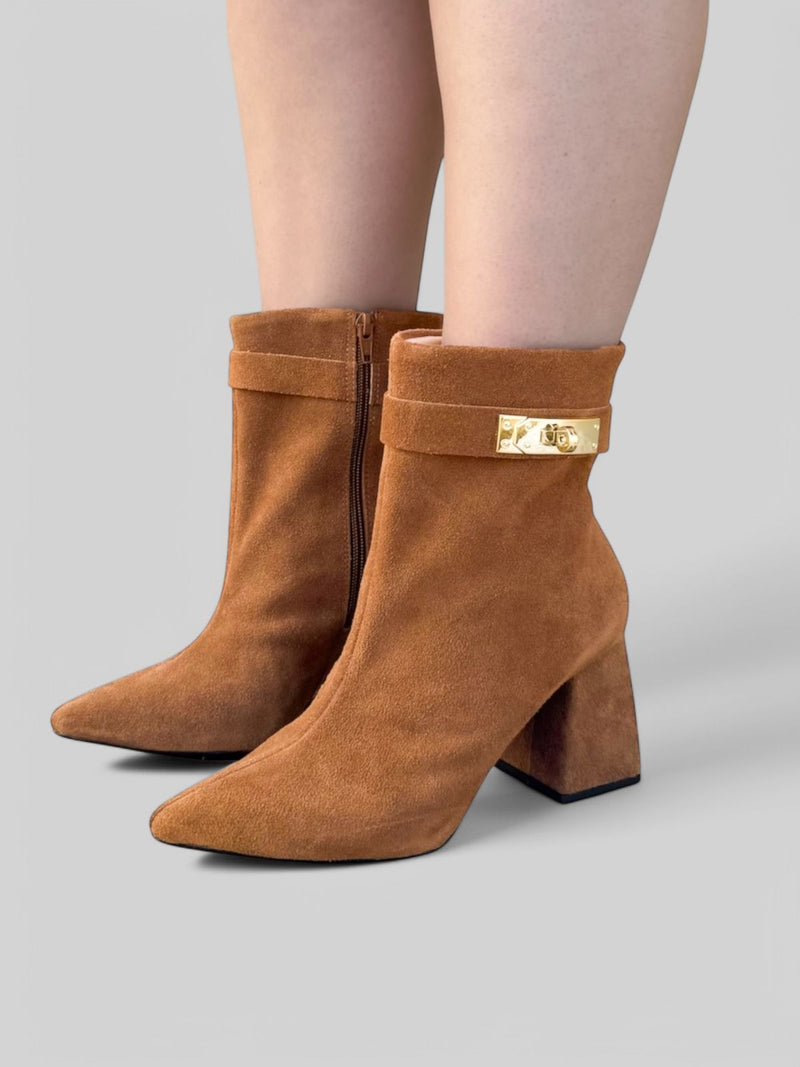 Bota Amanda em Camurça Caramelo