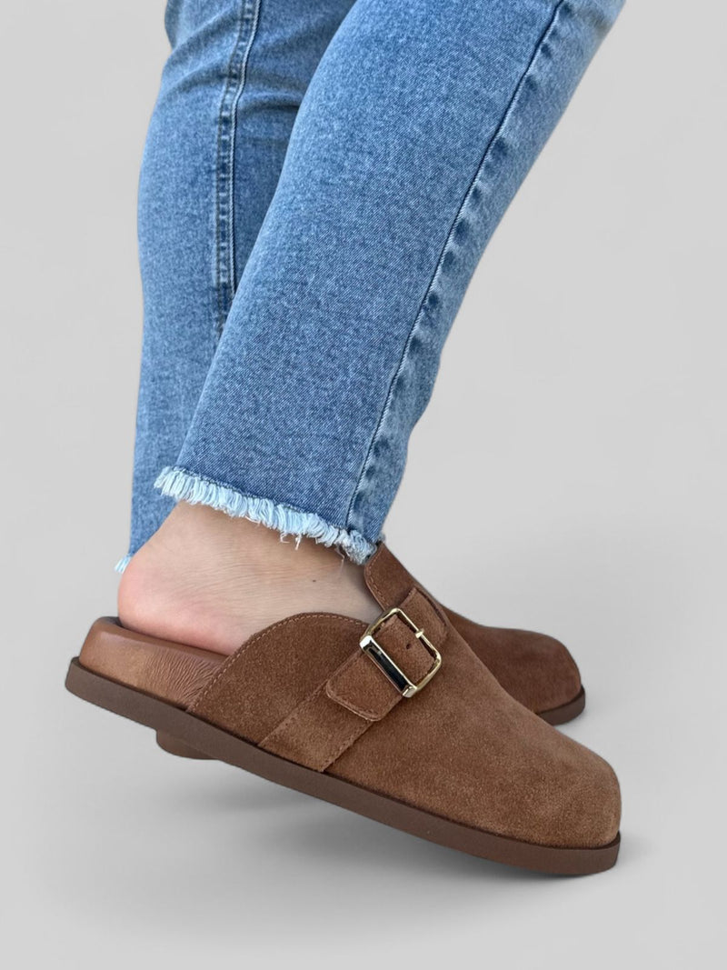 Clog Antônia em Camurça Caramelo
