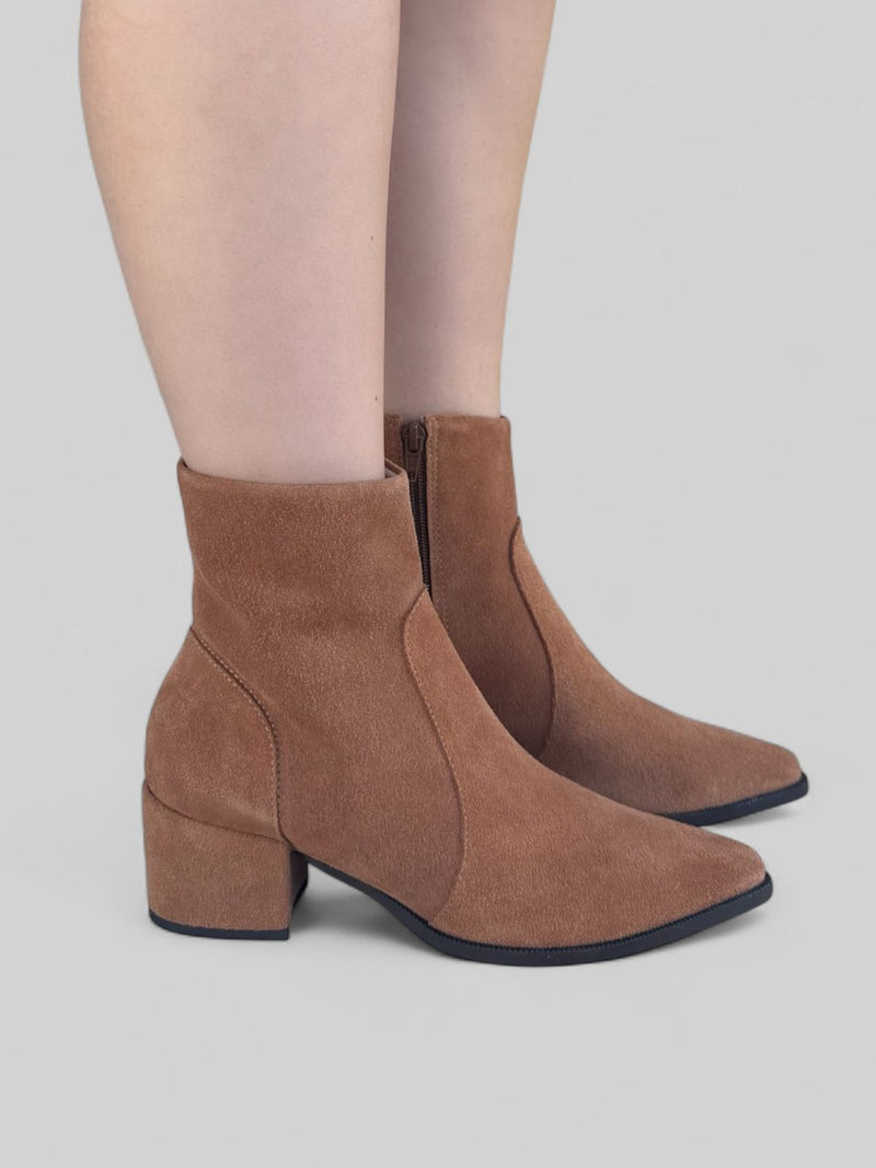 Bota Elisa em Camurça Caramelo