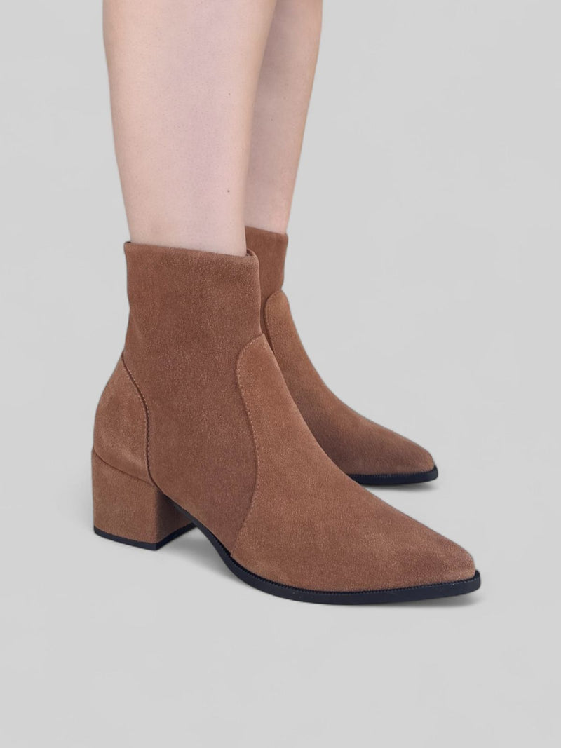 Bota Elisa em Camurça Caramelo