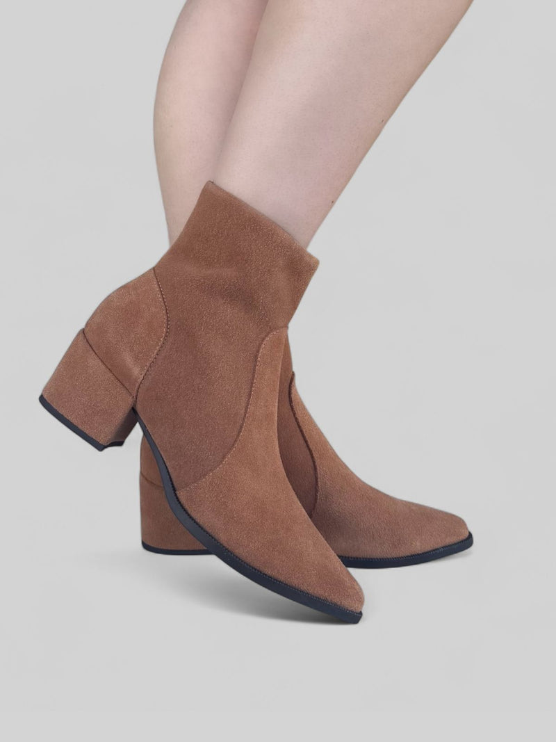 Bota Elisa em Camurça Caramelo
