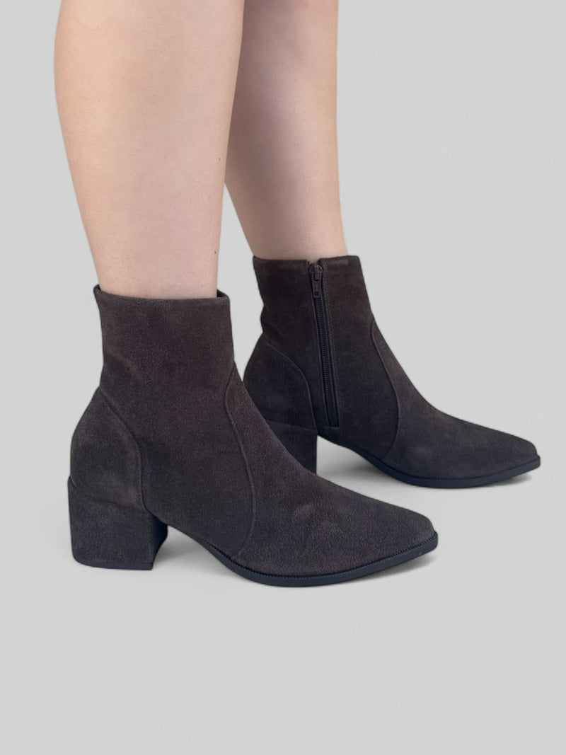 Bota Elisa em Camurça Marrom