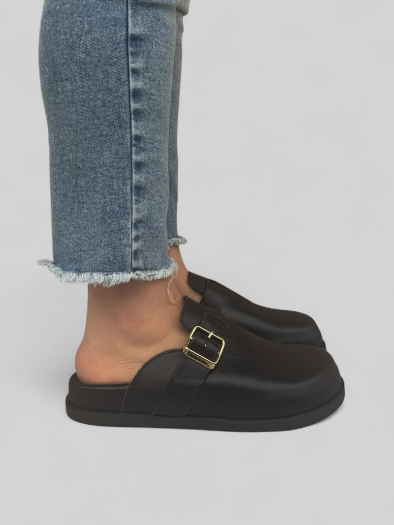 Clog Antônia em Couro Preto
